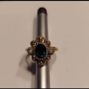 Avon 1976 Versailles Goldtone Ring - Faux Pearl & Stone EUC